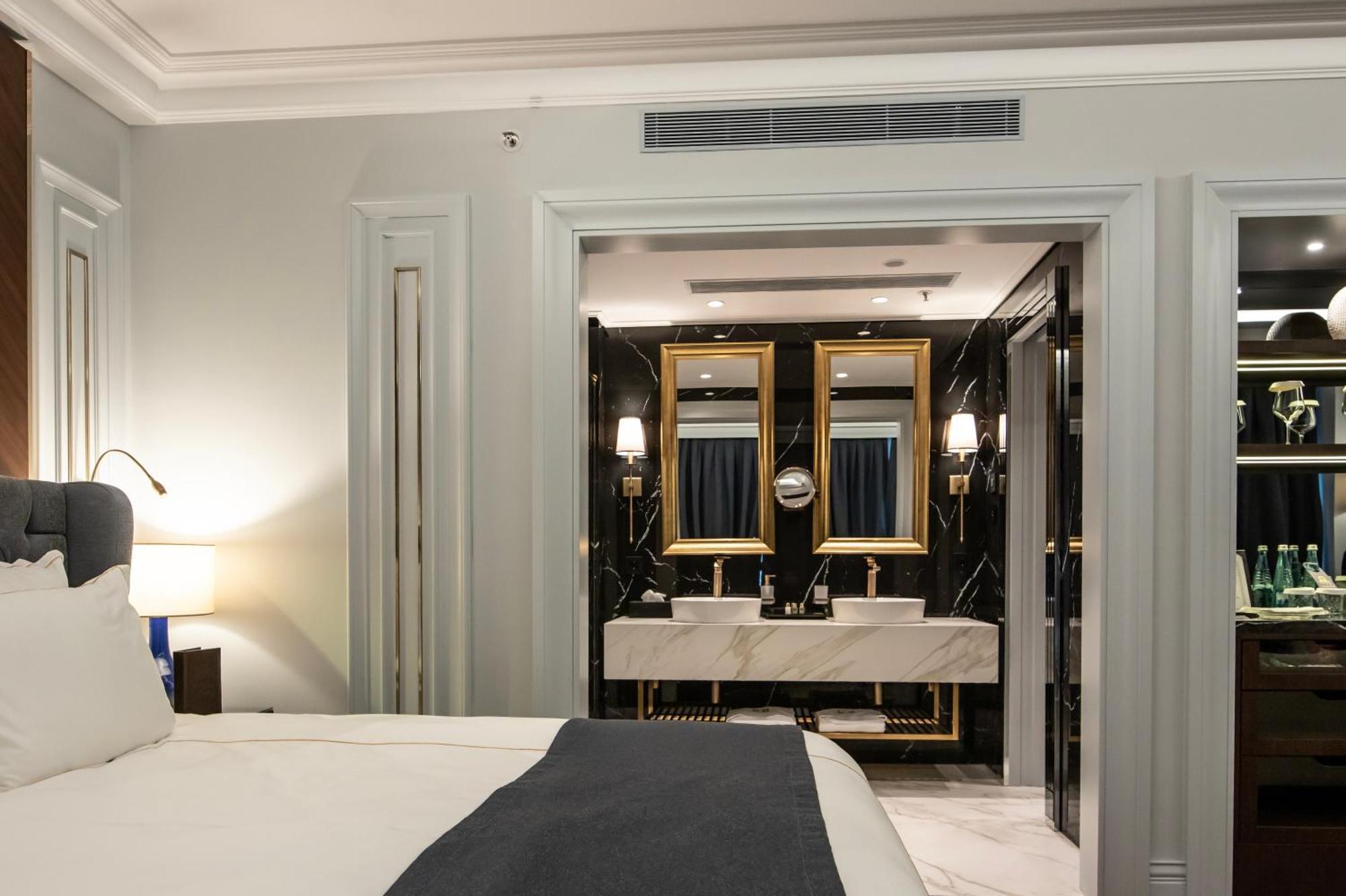 Xheko Imperial Luxury Hotel & Spa ติรานา ภายนอก รูปภาพ A suite at the hotel
