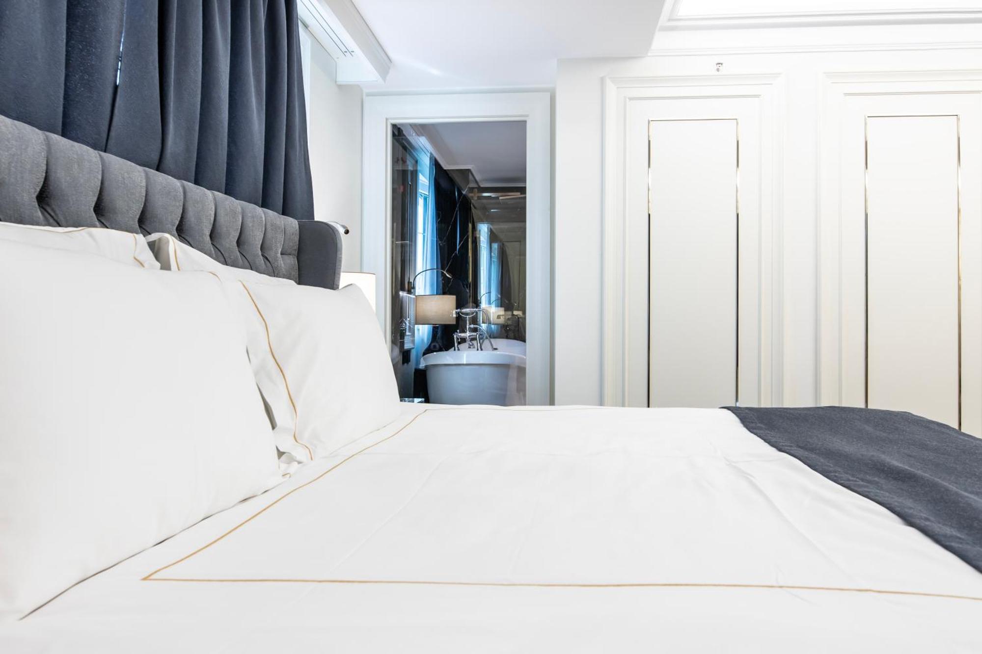Xheko Imperial Luxury Hotel & Spa ติรานา ภายนอก รูปภาพ A bedroom at the hotel