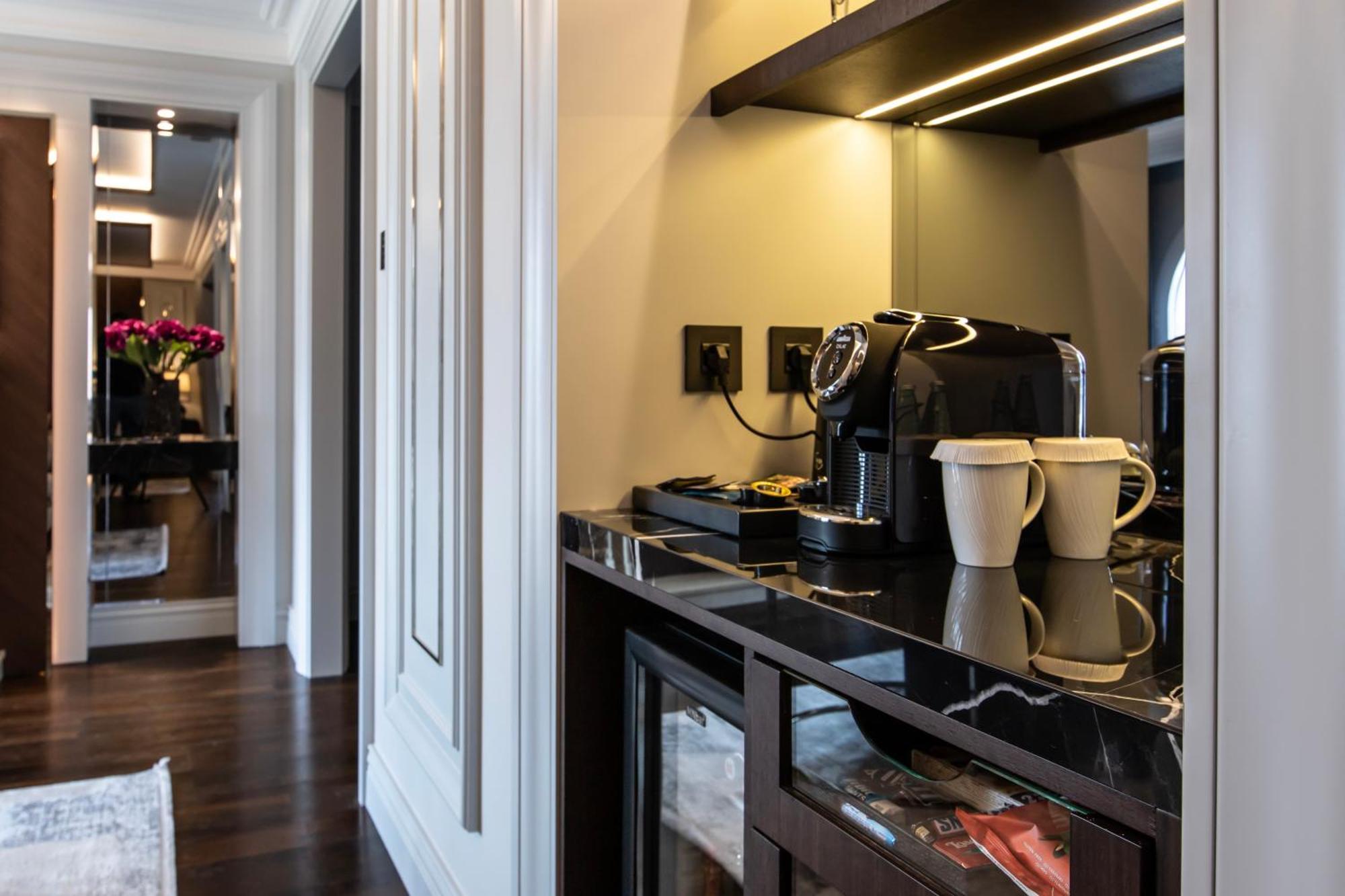 Xheko Imperial Luxury Hotel & Spa ติรานา ภายนอก รูปภาพ A Nespresso machine in a hotel room
