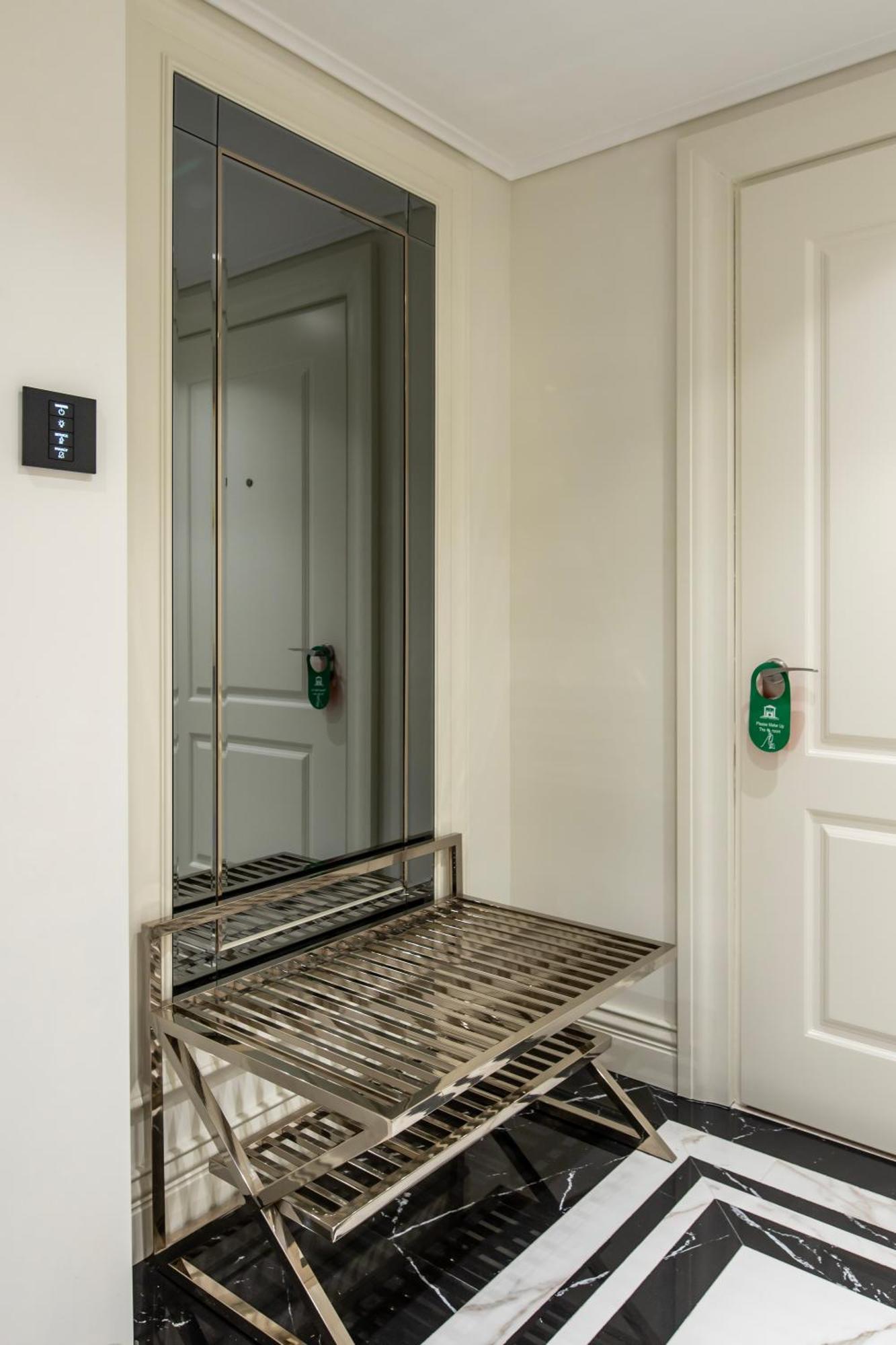 Xheko Imperial Luxury Hotel & Spa ติรานา ภายนอก รูปภาพ A door viewer