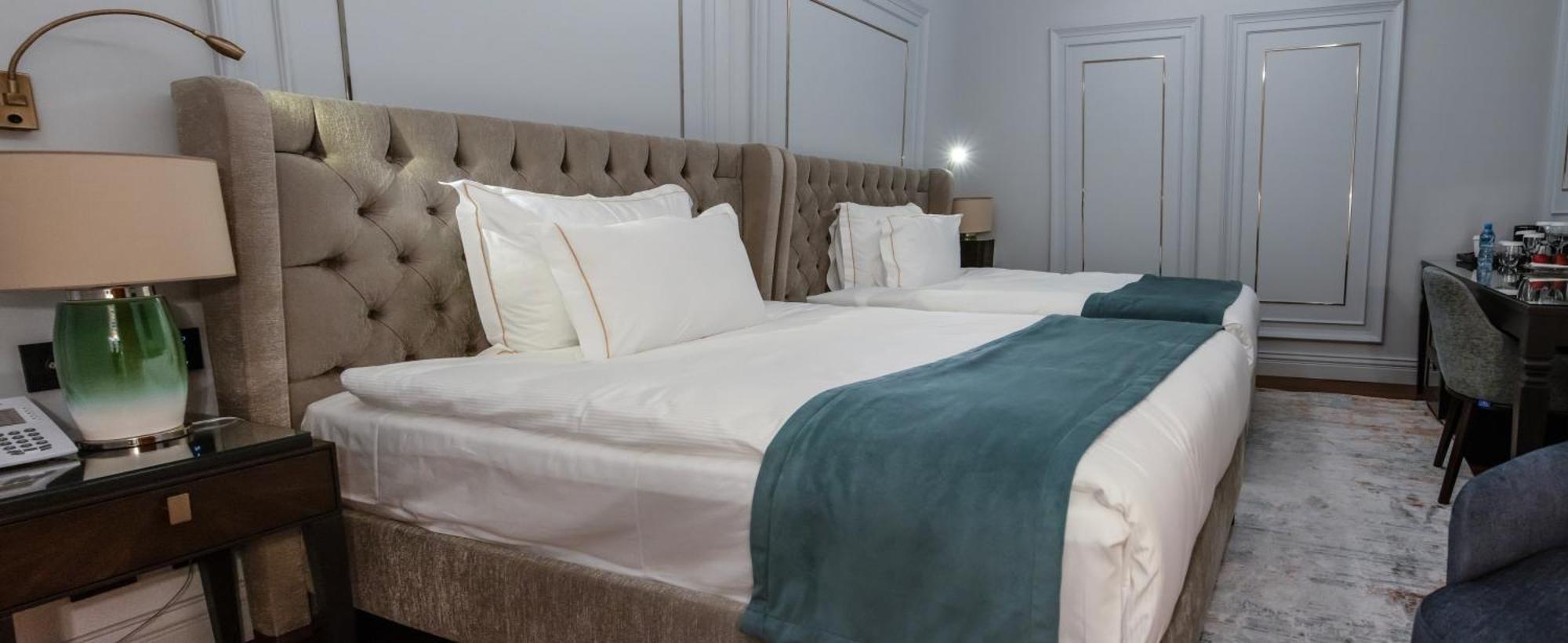 Xheko Imperial Luxury Hotel & Spa ติรานา ภายนอก รูปภาพ A bed