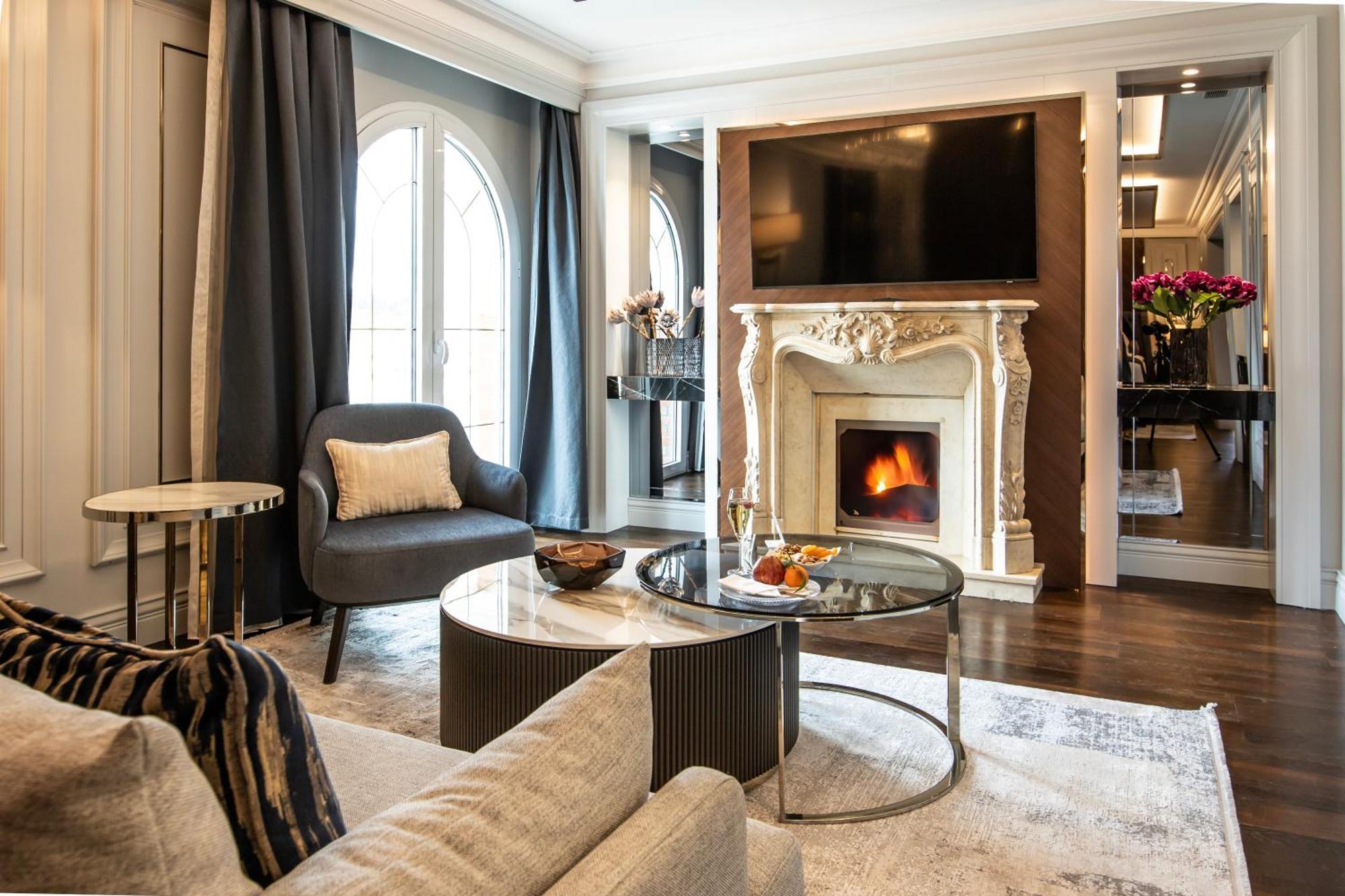 Xheko Imperial Luxury Hotel & Spa ติรานา ภายนอก รูปภาพ The living room of a suite at the Mandarin Oriental, Paris