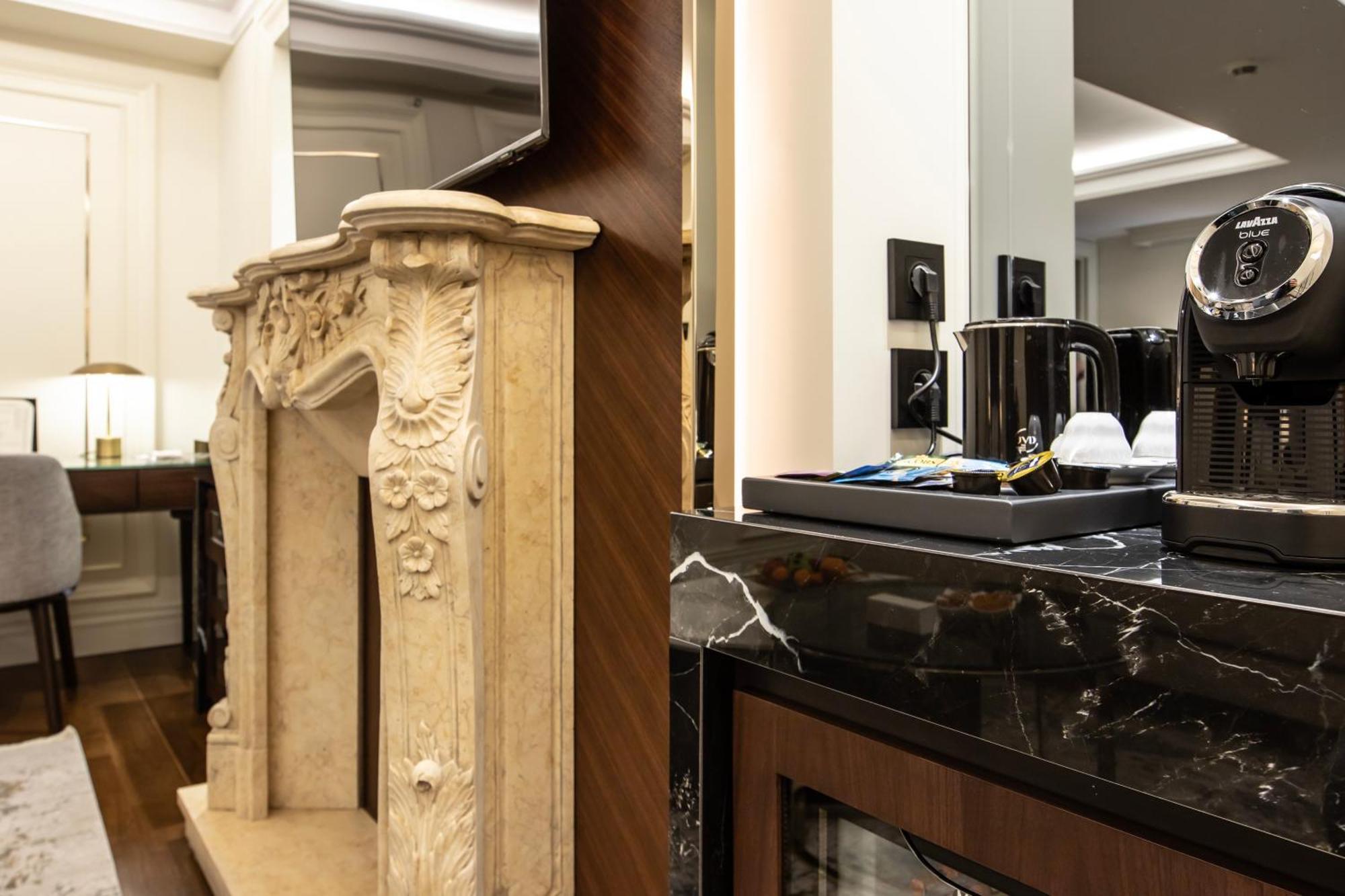 Xheko Imperial Luxury Hotel & Spa ติรานา ภายนอก รูปภาพ A Nespresso machine in a hotel room