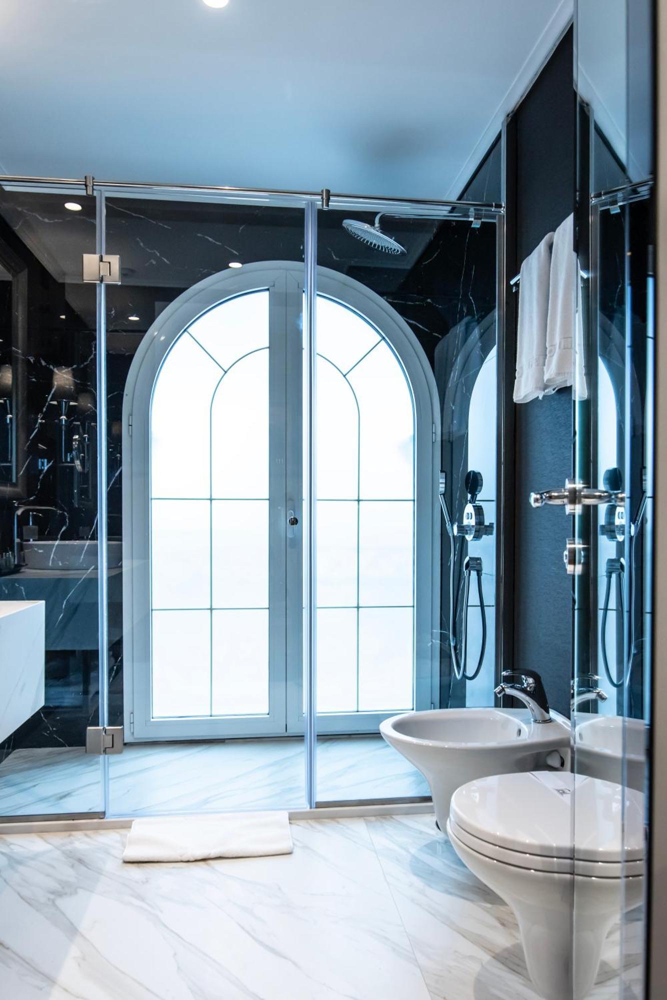 Xheko Imperial Luxury Hotel & Spa ติรานา ภายนอก รูปภาพ A modern bathroom