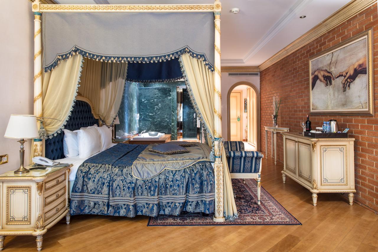 Xheko Imperial Luxury Hotel & Spa ติรานา ภายนอก รูปภาพ A bedroom at the Taj Mahal Palace
